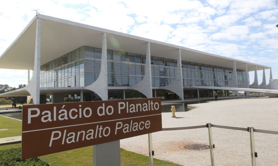 Governo federal reajusta em 9% os salários de servidores do poder executivo