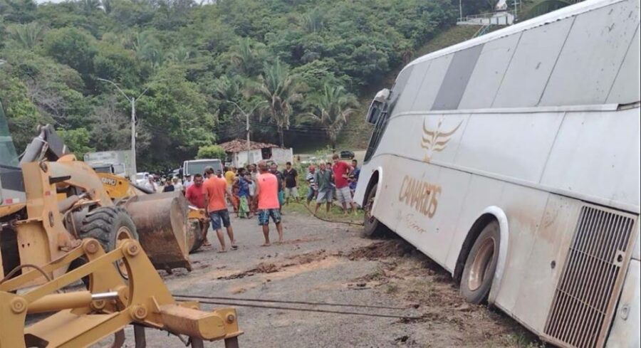 Ônibus da banda de forró Canários do Reino tomba em cidade do Piauí