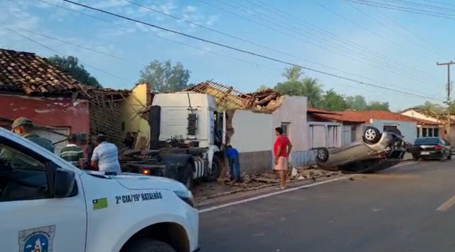 Caminhão invade casa após bater em carro em Manoel Emídio, no Sul do Piauí