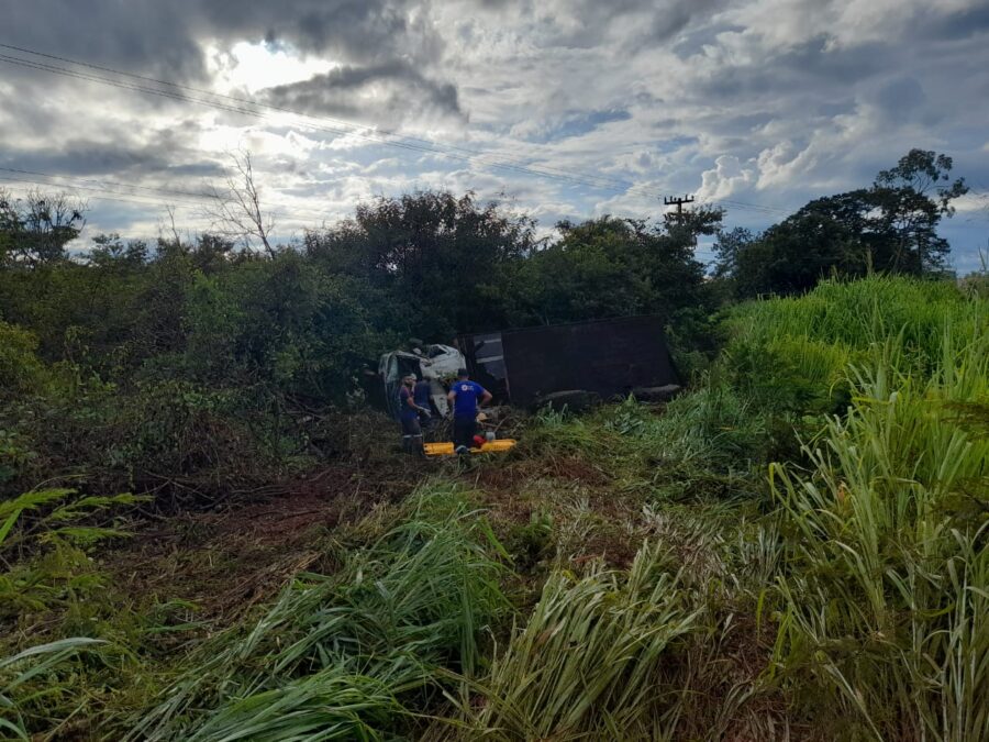 Caminhão tomba e motorista morre na BR-135 em Cristalândia