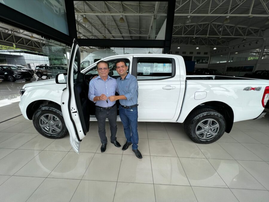 Prefeitura de Santa Luz recebe carro 0km para secretária de saúde