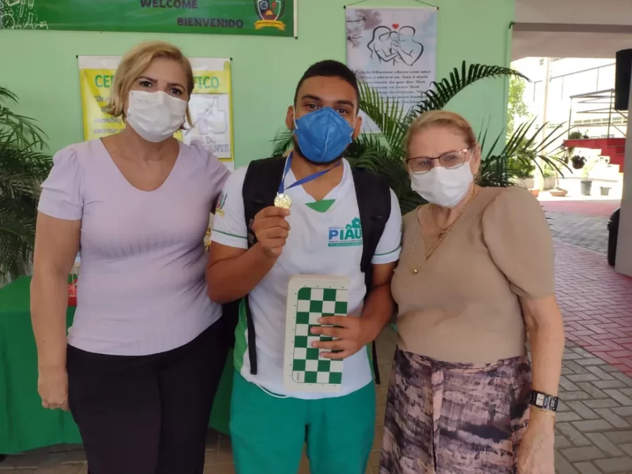 Estudante da rede pública é aprovado em 1º lugar em medicina na UFPI: 'vou dar uma boa vida a minha família'