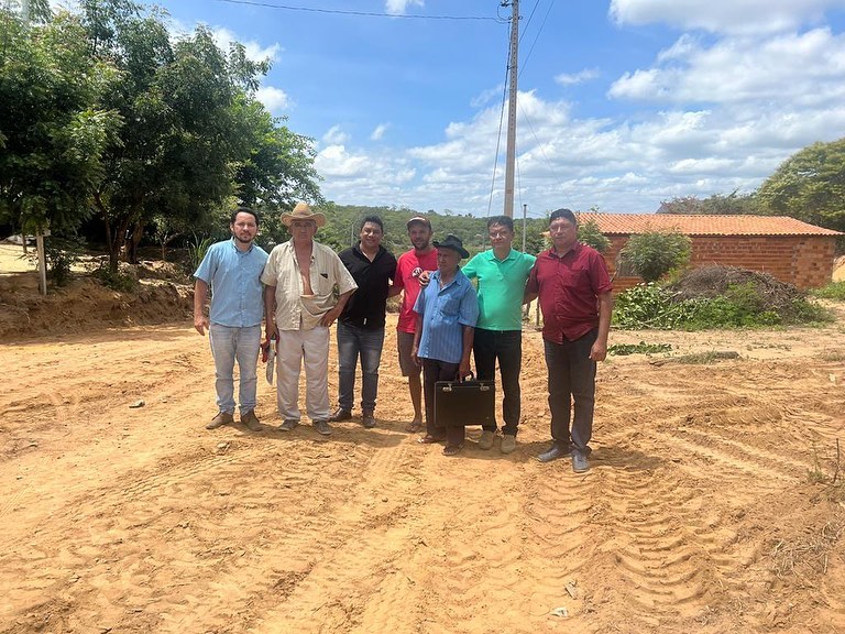 Prefeito João da Cruz visita obras de pavimentação em Palmeira do Piauí