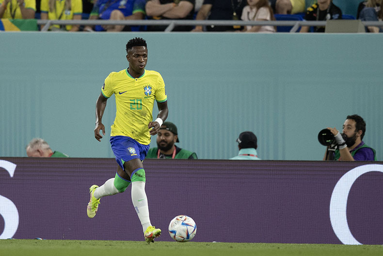 Vini Júnior é ameaçado pela torcida do Barcelona durante clássico no Espanhol