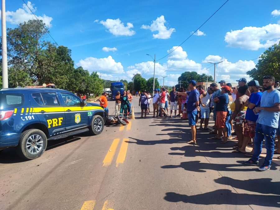 Vídeo: PRF atropela motociclista, vítima tem pernas fraturadas e revolta a população no Sul do Piauí
