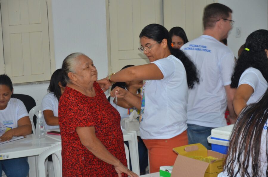 Secretaria de Saúde de Bom Jesus realiza vacinação de idosos com a Bivalente