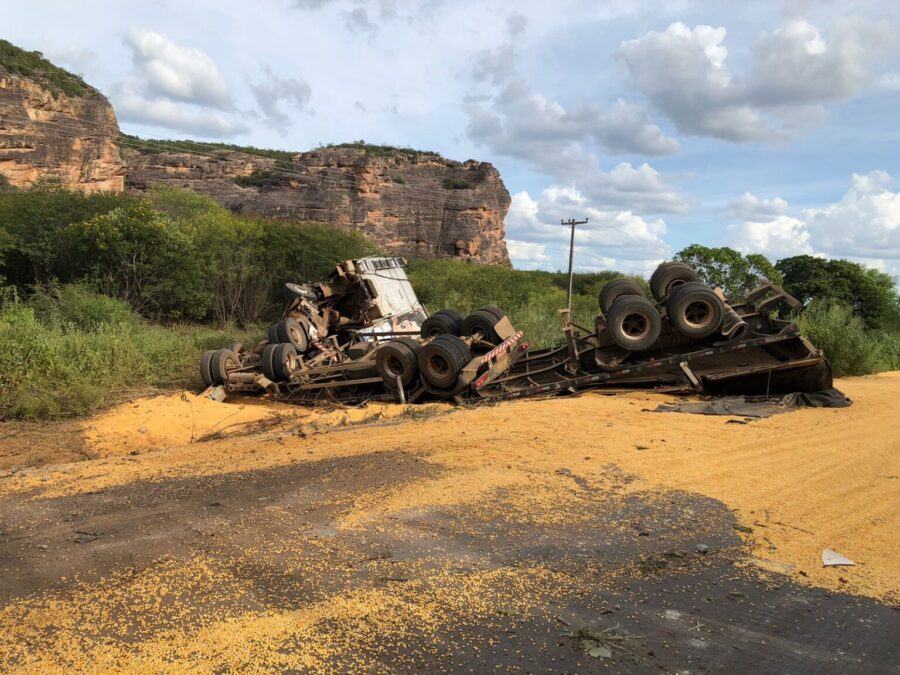 Acidente entre ônibus, caminhão e carreta deixa 4 feridos no Sul do Piauí