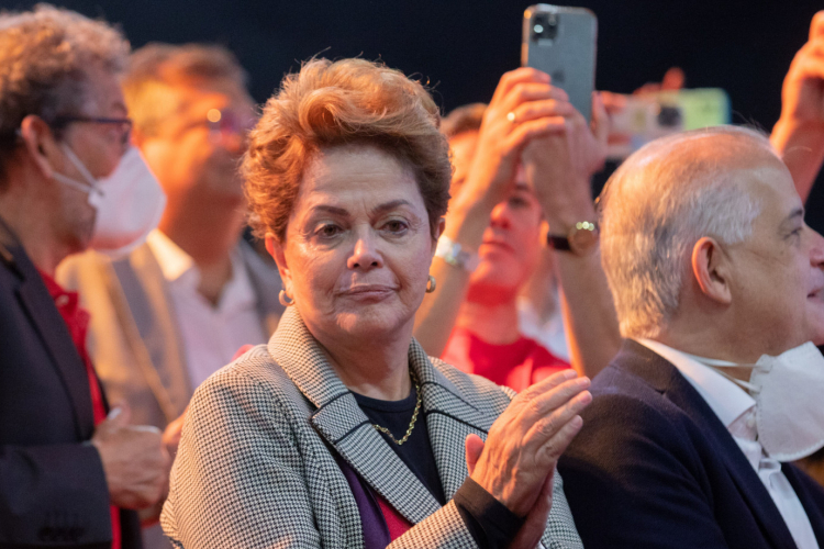 Dilma deve assumir comando do Banco do Brics com salário milionário; (R$ 200 mil)