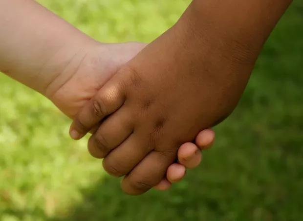 (Vídeo) | criança sofre racismo durante evento em Bom Jesus, Sul do Piauí, mãe revoltada grava Live