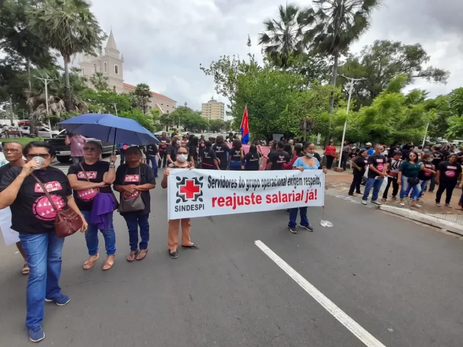 Professores estaduais do Piauí voltam às ruas para reivindicar ajuste salarial linear para a categoria