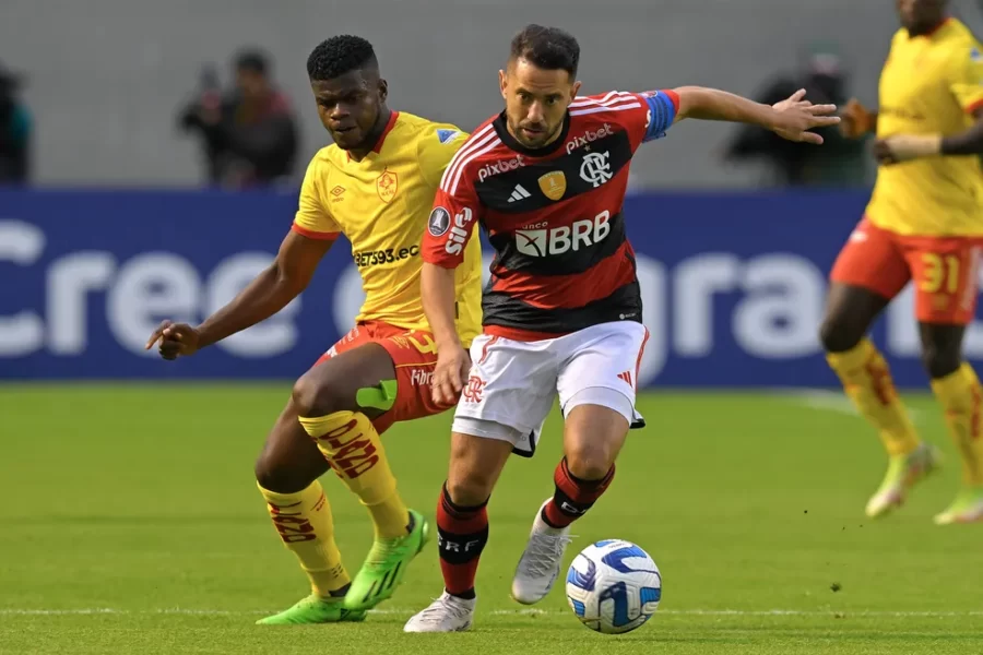 Caicedo Everton Ribeiro Aucas Flamengo — Foto: Rodrigo Buendía/AFP