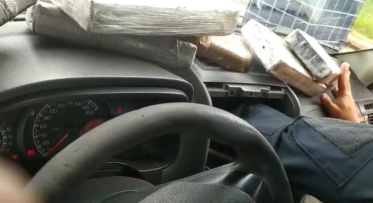 PRF encontra cocaína escondida em painel de veículo e prende motorista no Sul do PI