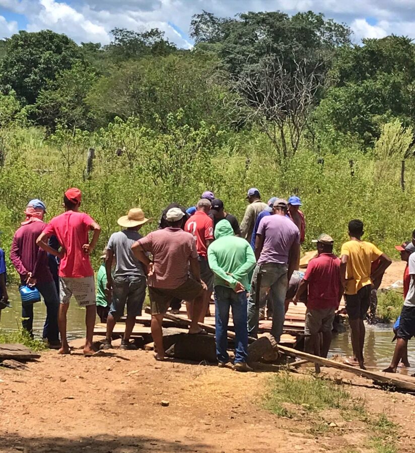 Moradores da zona rural de Curimatá fazem ponte para não ficarem isolados