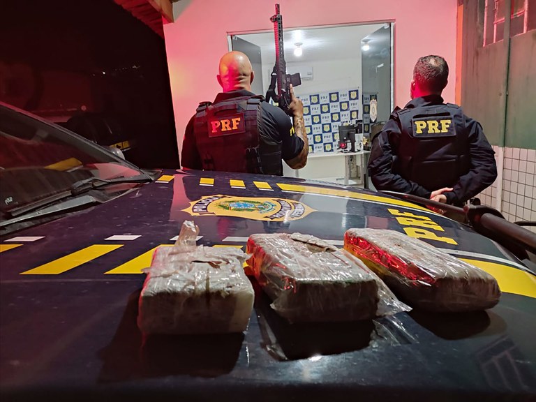 PRF apreende quase 3 kg de cocaína em ônibus na BR 135, em Bom Jesus, Sul do PI