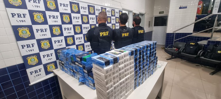 PRF apreende 206 aparelhos celulares encontrados em cabine de ônibus no Sul do PI