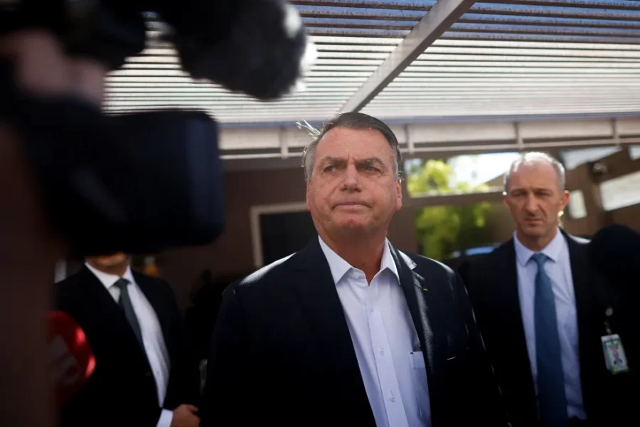 Bolsonaro nega adulteração em cartão de vacina: 'Não existe adulteração. Li a bula e não tomei'