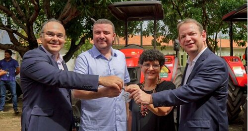 Governo entrega tratores e implementos agrícolas a agricultores familiares de 26 municípios