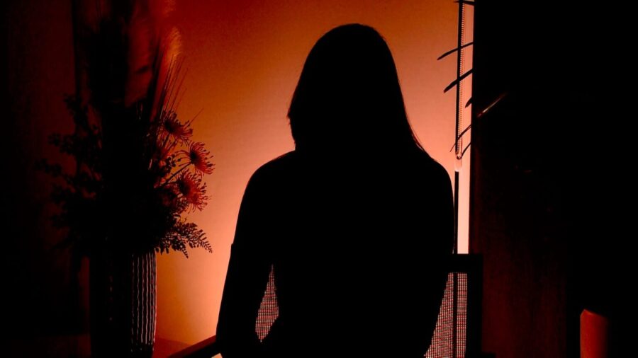 "Mandava uma foto minha e depois do órgão genital dele", relata vítima de stalking digital
