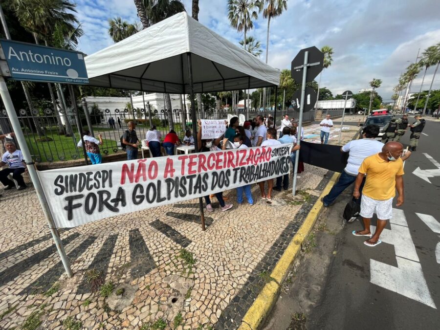 Profissionais da Saúde protestam contra nova forma de gestão dos hospitais no Piauí