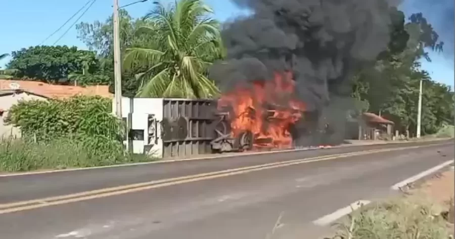 Carreta carregada de frangos tomba e pega fogo na BR-135 em Monte Alegre, sul do Piauí
