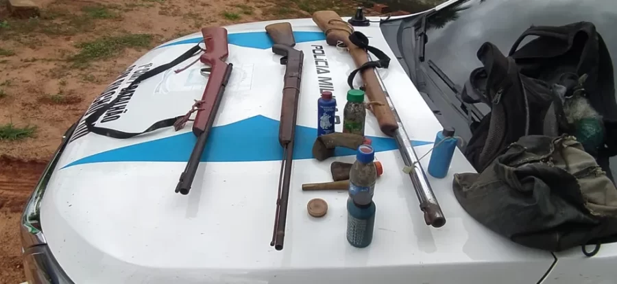 PM prende suspeito de agredir companheira e apreende três armas de fogo em residência no Sul do Piauí