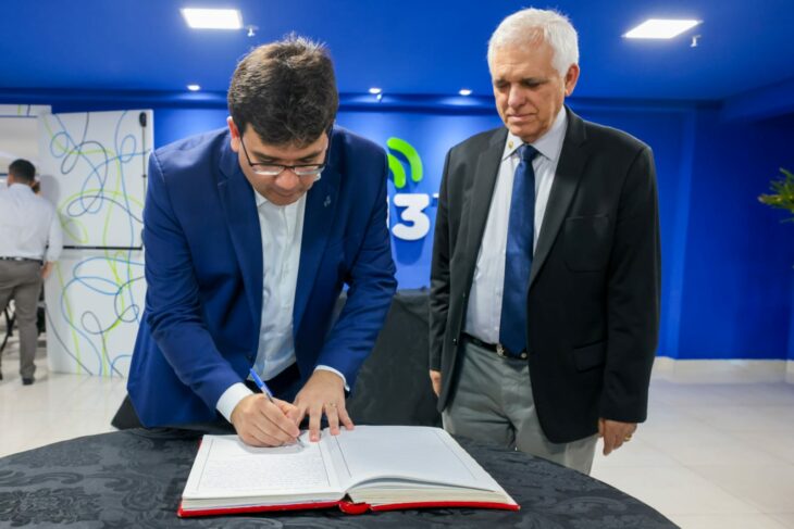 Governador Rafael Fonteles transmite cargo a Themístocles Filho para viagem à Itália