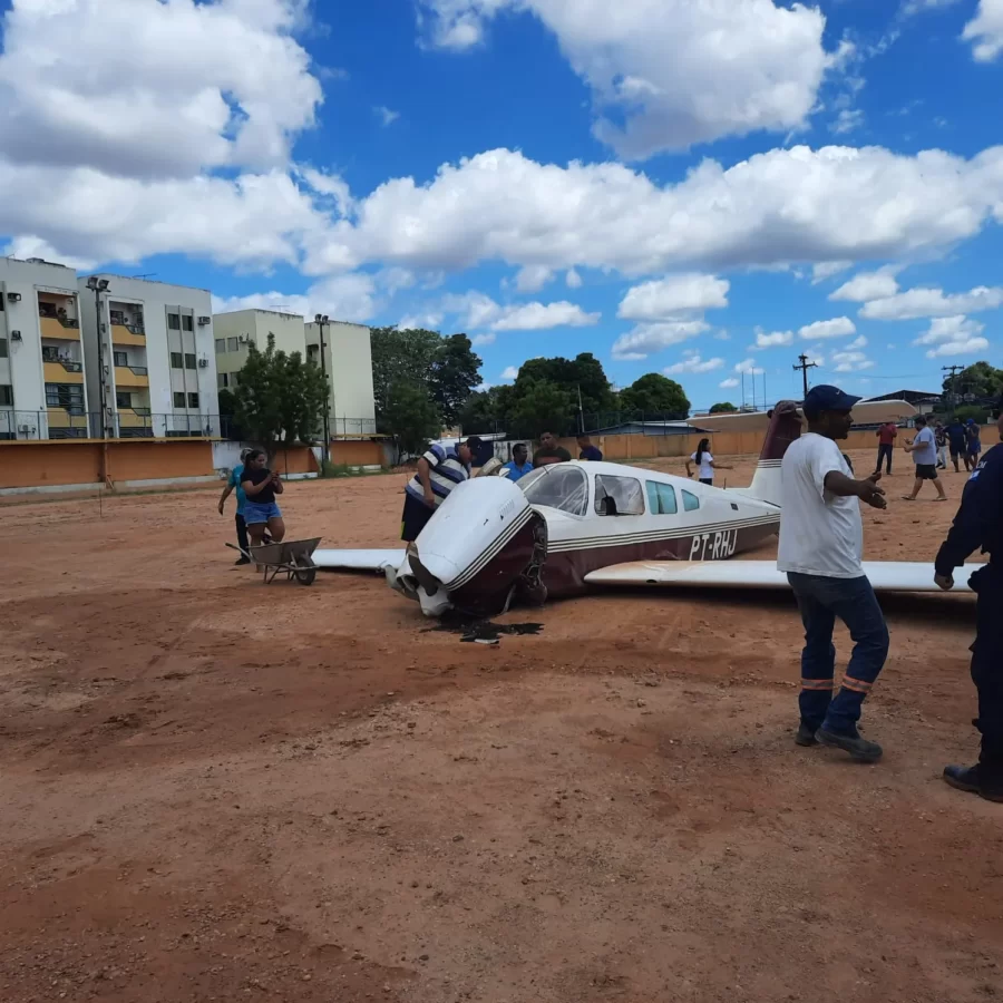 Avião de pequeno porte cai em campo de futebol de Teresina