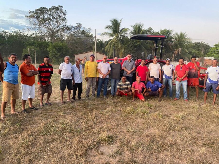 Nestor Elvas entrega trator para produtores da zona rural de Bom Jesus