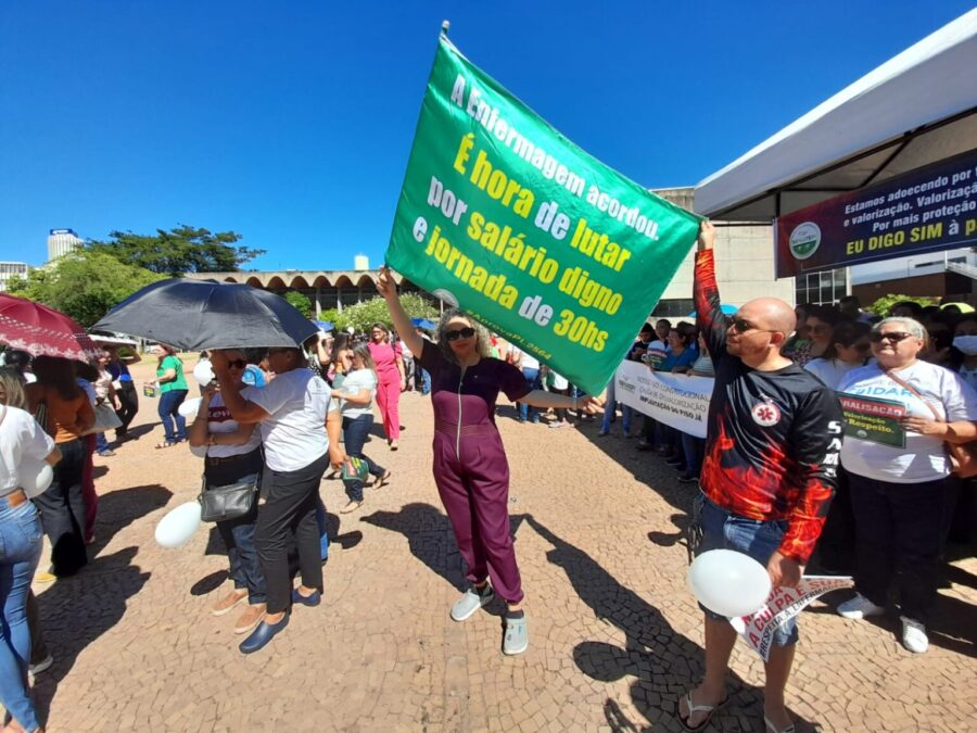 Trabalhadores em enfermagem protestam em frente a Assembleia Legislativa