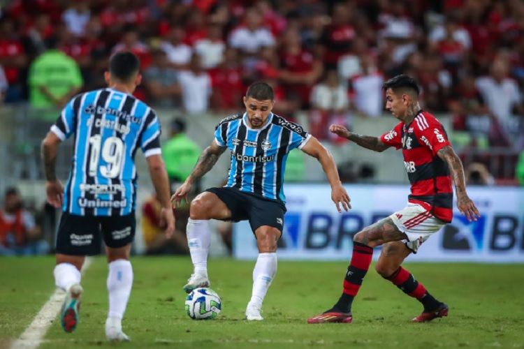 Flamengo vence o Grêmio e cola no pelotão de frente do Brasileiro