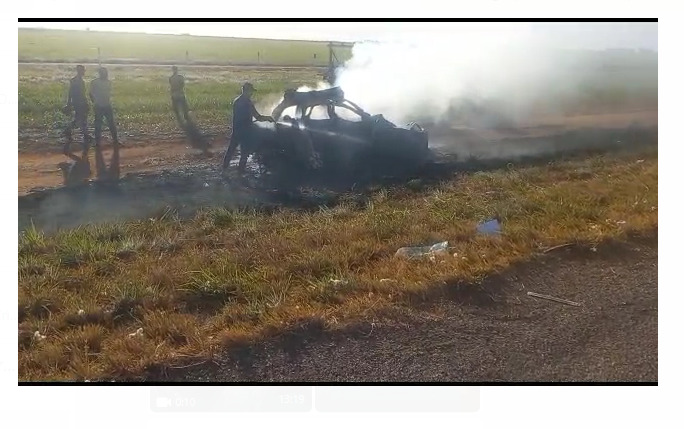 Quatro pessoas morrem carbonizadas após batida entre carro e caminhão no oeste da Bahia