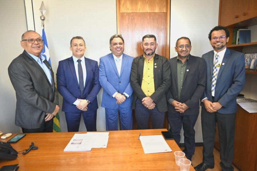 Vereador Adonaldo Bastos participa de reunião em Brasília para implantação do IFPI em Curimatá