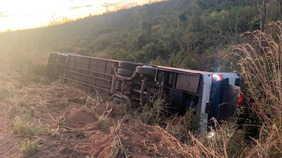Ônibus com 34 passageiros tomba no Sul do Piauí e deixa 24 feridos; idoso de 71 anos morreu