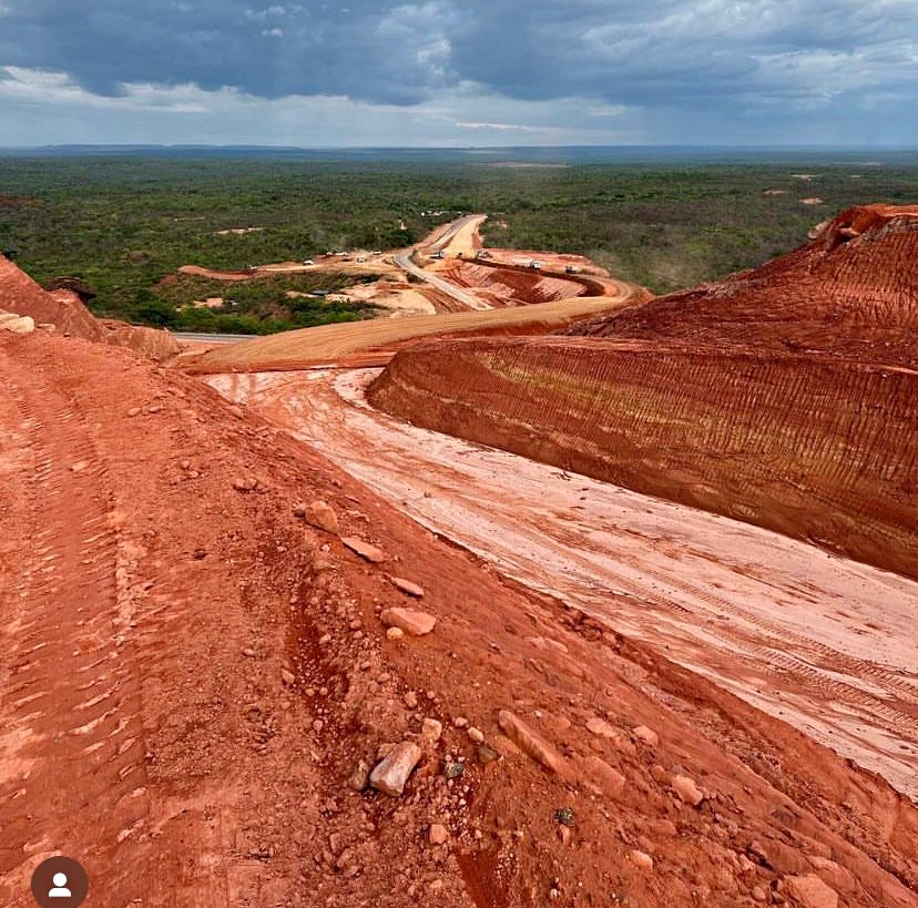 (VÍDEO): obra não finalizada na Serra do Quilombo causa transtorno e fila de carretas que chega a 4km