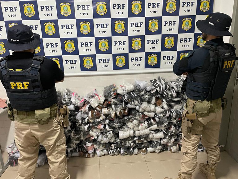 PRF apreende 174 calçados falsificados sendo transportados em ônibus no Piauí
