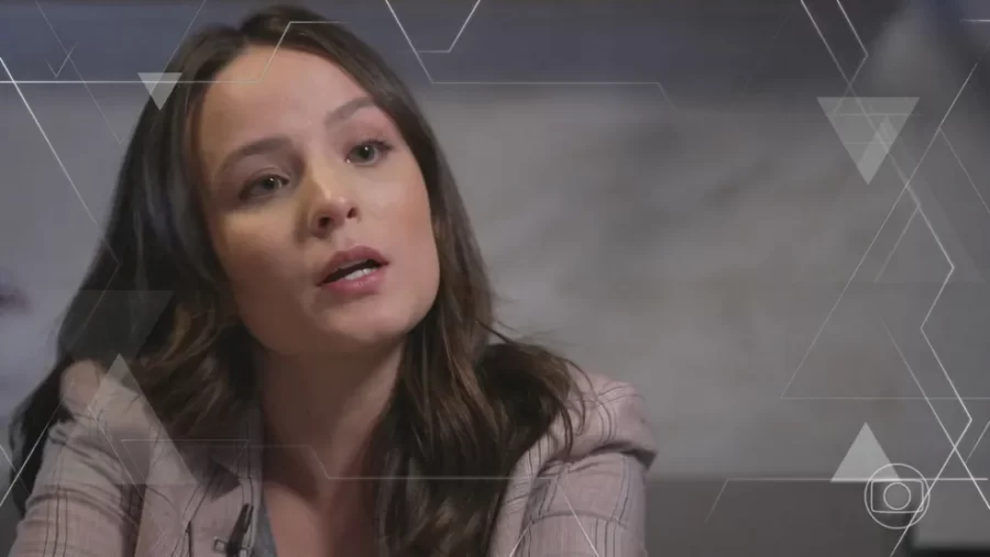 Larissa Manoela fala do sofrimento de ter se afastado dos pais por questões financeiras