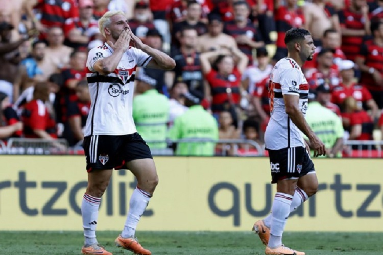 São Paulo vence o Flamengo no Maracanã e fica a um empate do inédito título da Copa do Brasil