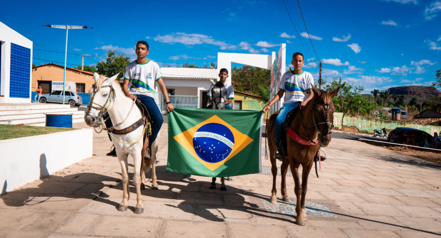 Palmeira do Piauí realiza desfile cívico de 7 de Setembro; grupo "Animar a Vida" emociona