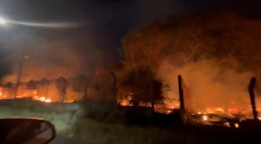 Corpo de Bombeiro combate incêndio de grandes proporções em Manoel Emídio