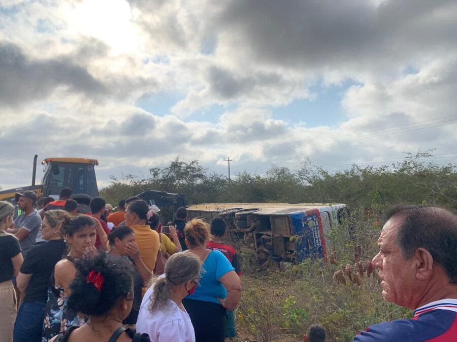 Ônibus com romeiros de Teresina sofre acidente a caminho de Canindé; uma pessoa morre