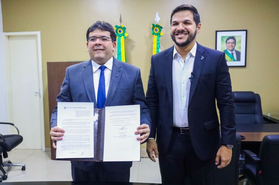Governador sanciona Lei que premia em dinheiro servidores e alunos das escolas públicas com melhor desenvolvimento