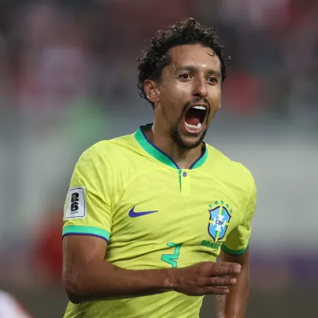 Brasil supera falta de inspiração, vence Peru com gol no fim e lidera as Eliminatórias