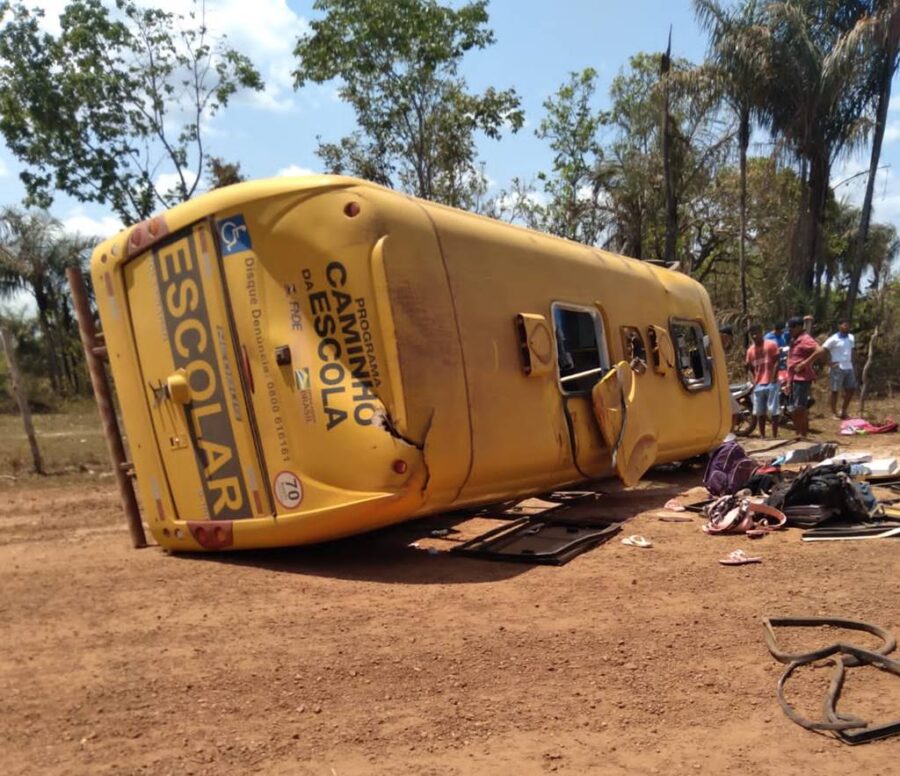 URGENTE: Ônibus escolar tomba com alunos no Piauí; primeira morte é confirmada