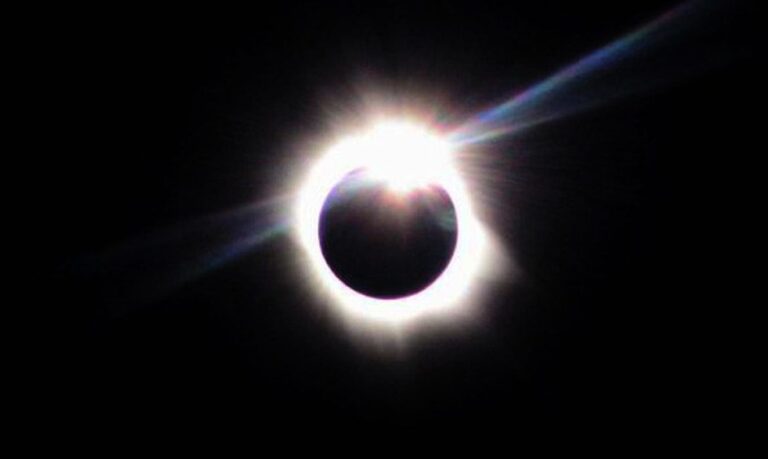 Oftalmologista faz alerta sobre os perigos de acompanhar eclipse sem proteção ocular