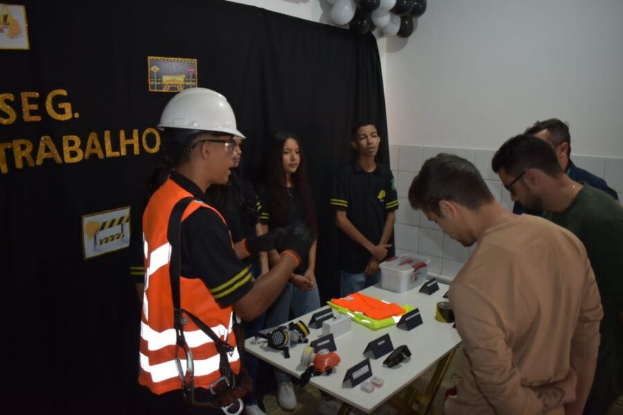 Feira das Profissões aproxima jovens do mercado de trabalho em Colônia do Gurguéia