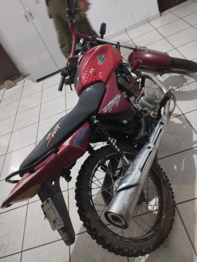 Blitz Policial na Ponte do Chapadinha resulta na prisão de condutor e moto roubada em Bom Jesus