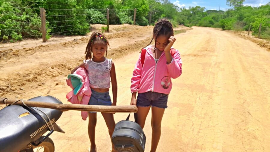 Desafio Diário: Crianças percorrem 9 quilômetros a pé para chegar à Escola em Morro Cabeça no Tempo, Sul do Piauí; (vídeo)