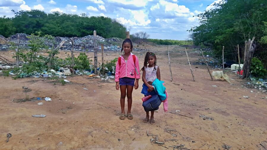 Crianças percorrem 9 quilômetros a pé para chegar à Escola (Foto: reprodução)