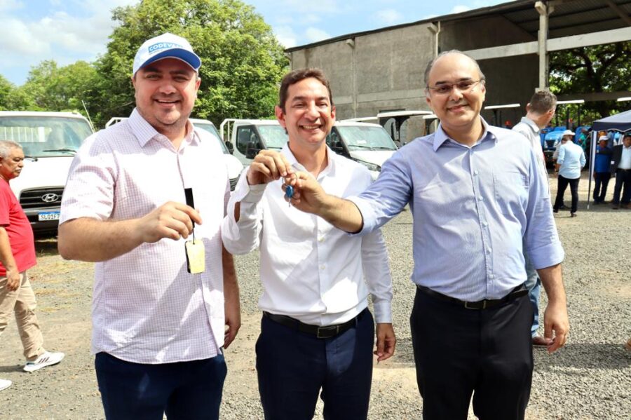 Bom Jesus | Prefeito Nestor Elvas recebe trator e caminhão compactador da Codevasf