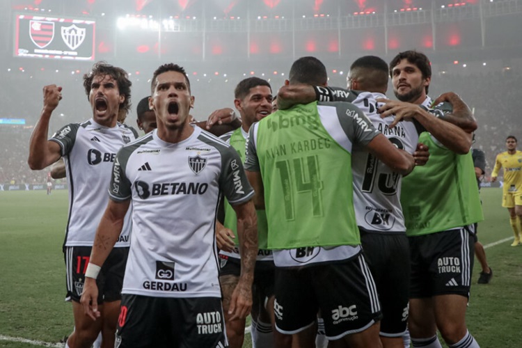 Atlético-MG derrota Flamengo, ultrapassa rival e continua na briga pelo título do Brasileirão